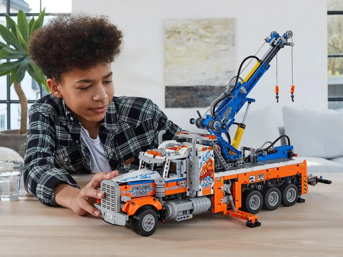 LEGO Technic 42128 Heavy-Duty Tow Truck set, image 5