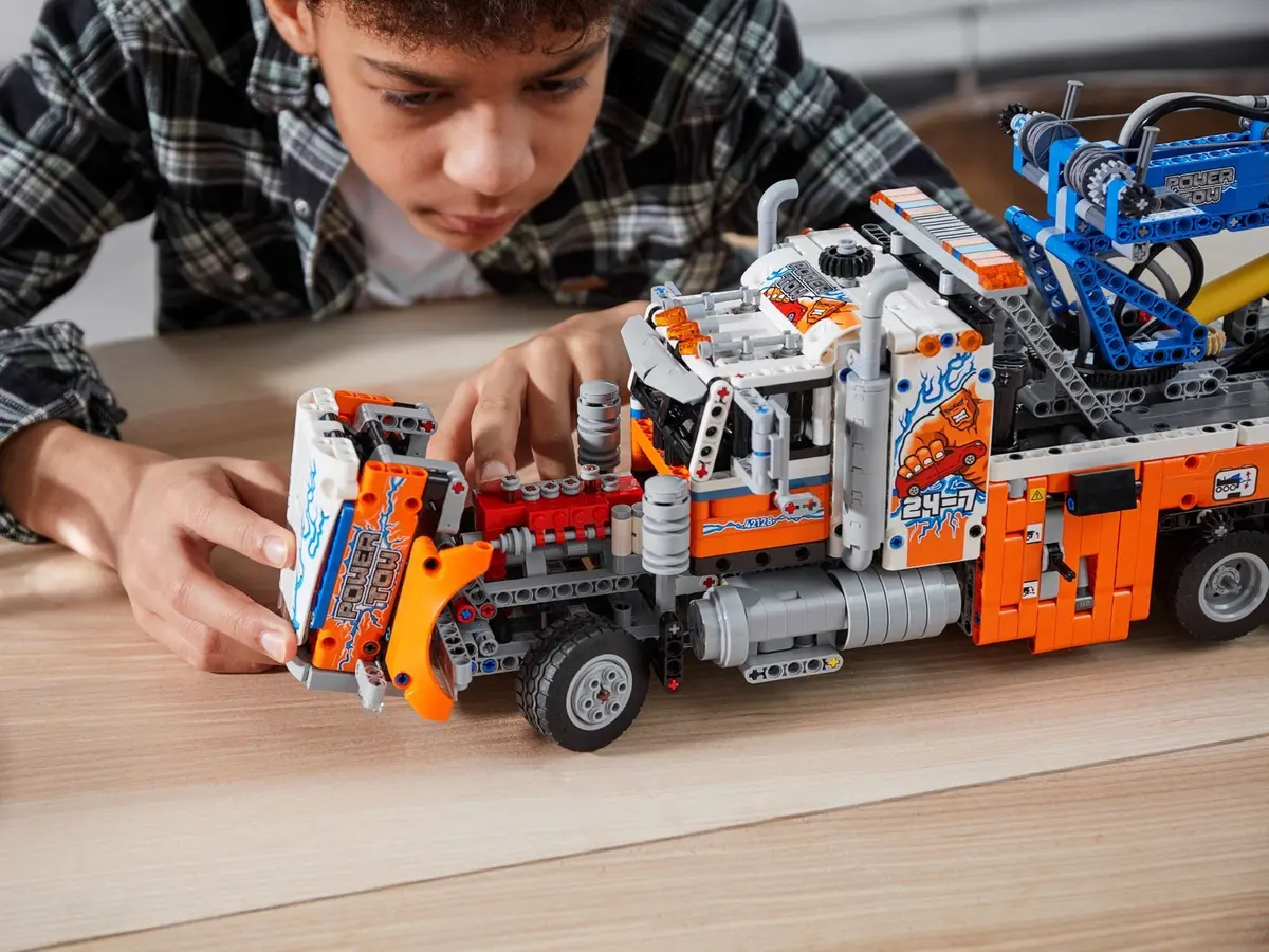LEGO Technic 42128 Heavy-Duty Tow Truck set, image 9