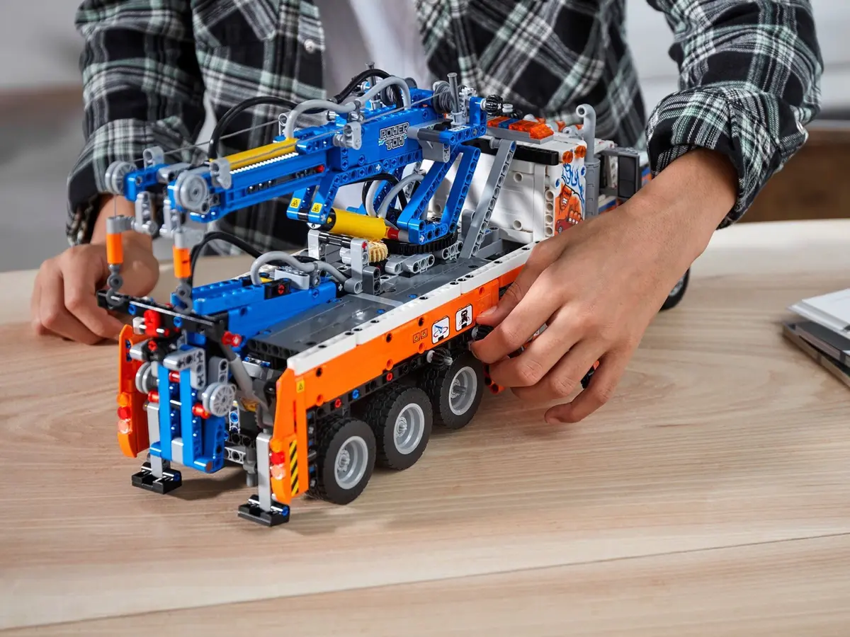 LEGO Technic 42128 Heavy-Duty Tow Truck set, image 11