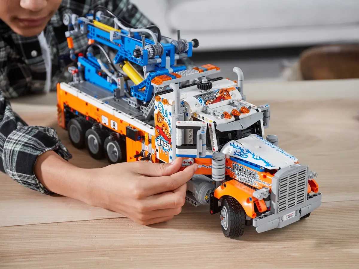LEGO Technic 42128 Heavy-Duty Tow Truck set, image 10