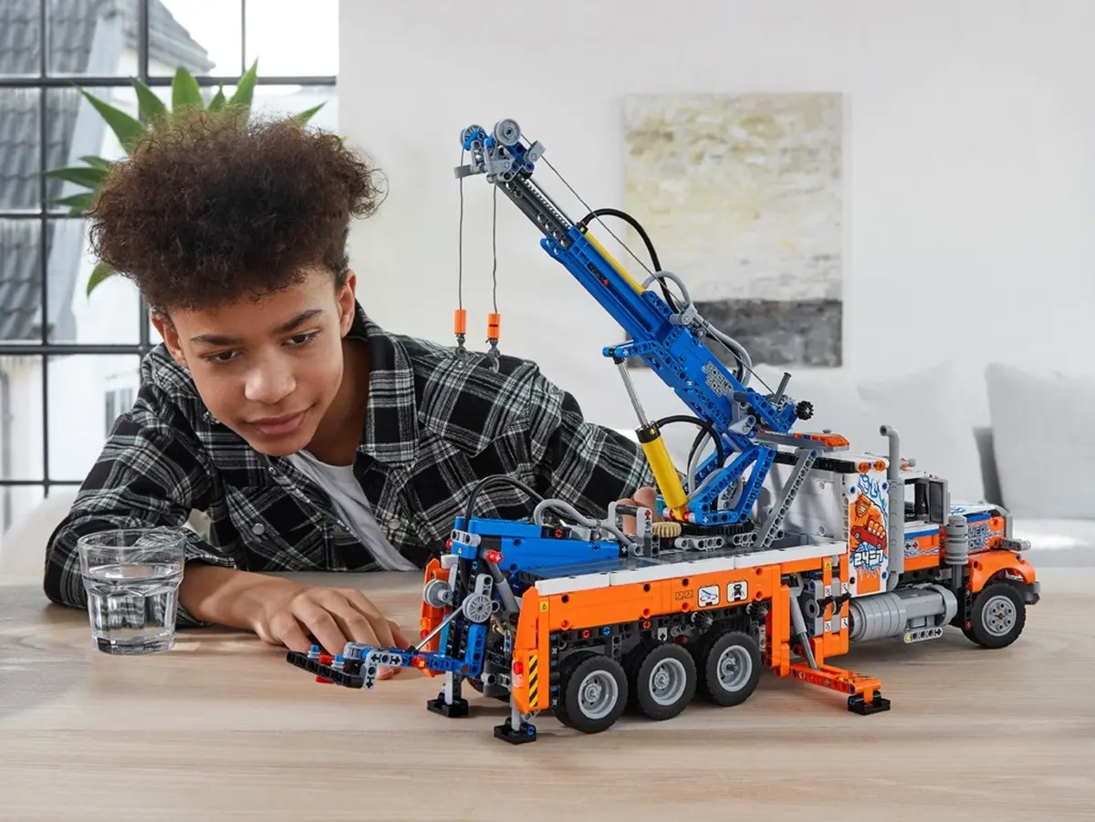 LEGO Technic 42128 Heavy-Duty Tow Truck set, image 6