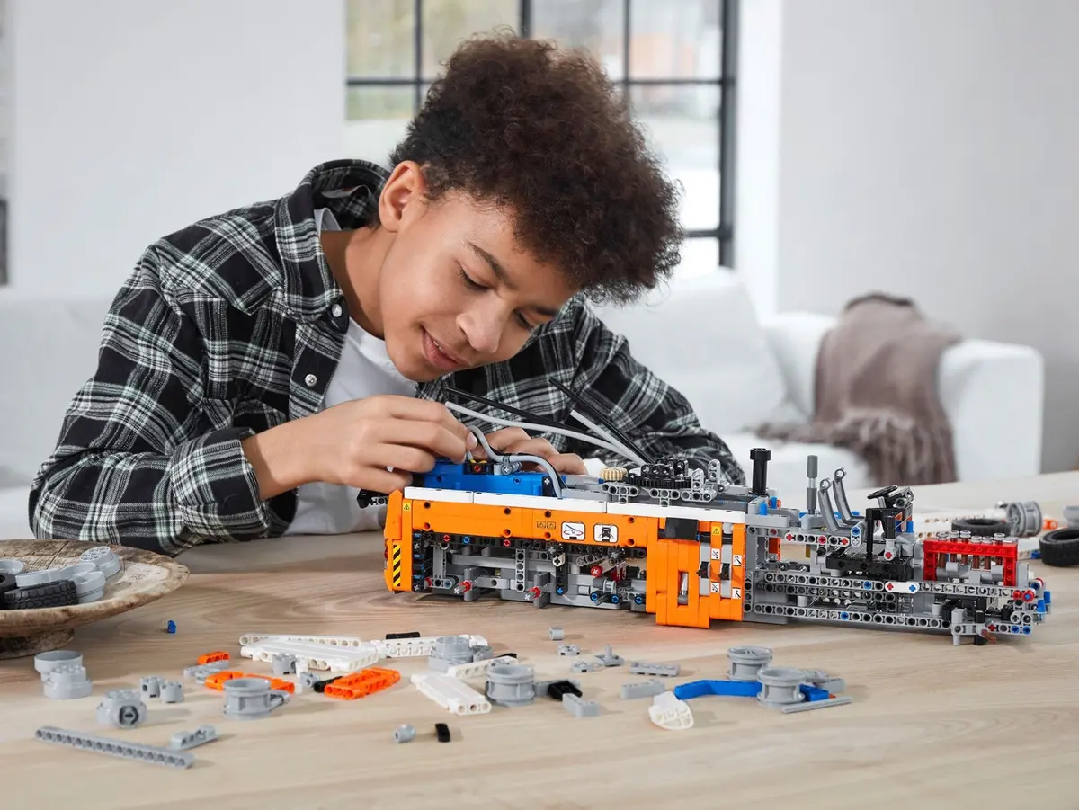 LEGO Technic 42128 Heavy-Duty Tow Truck set, image 4