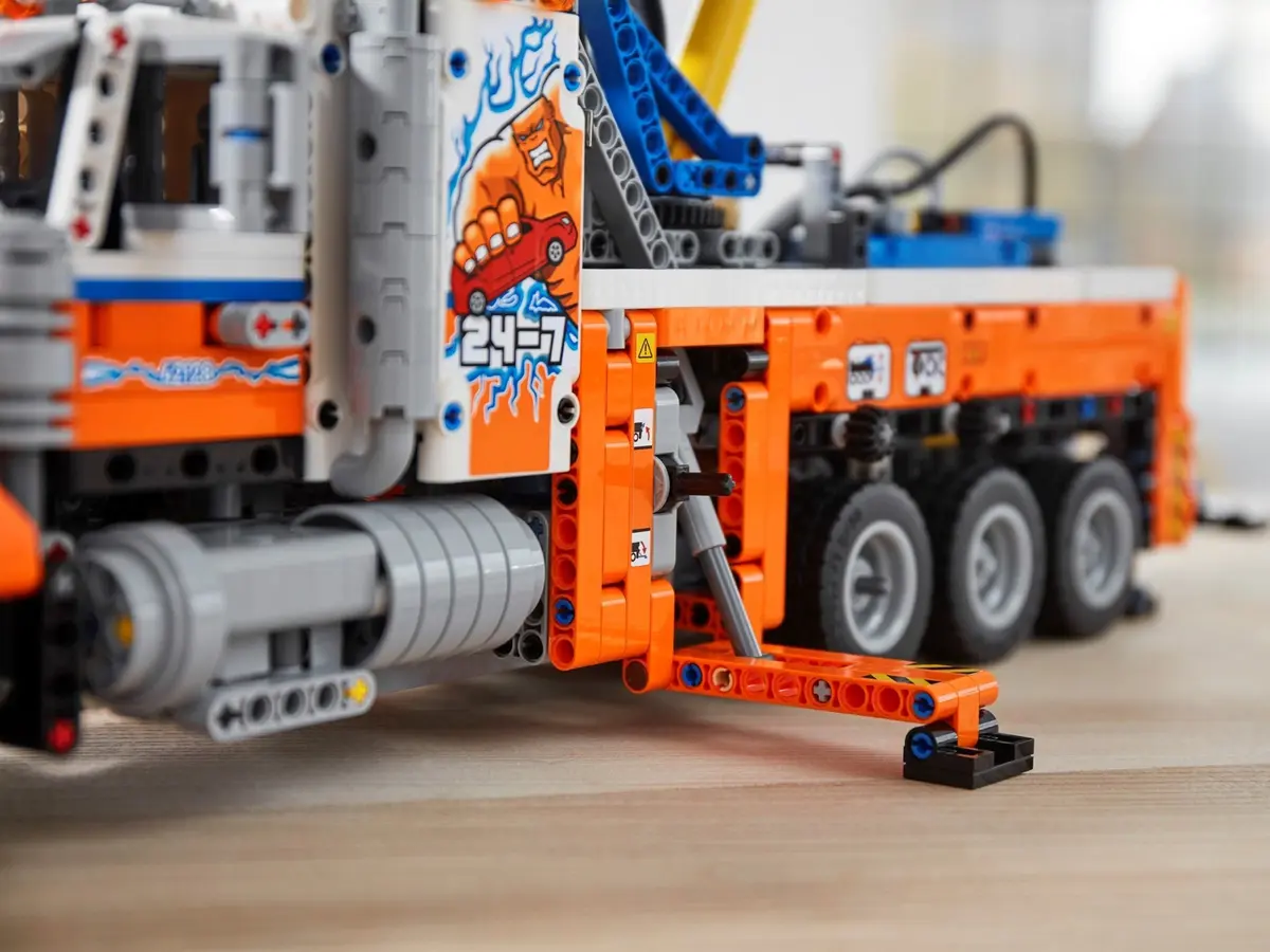 LEGO Technic 42128 Heavy-Duty Tow Truck set, image 7