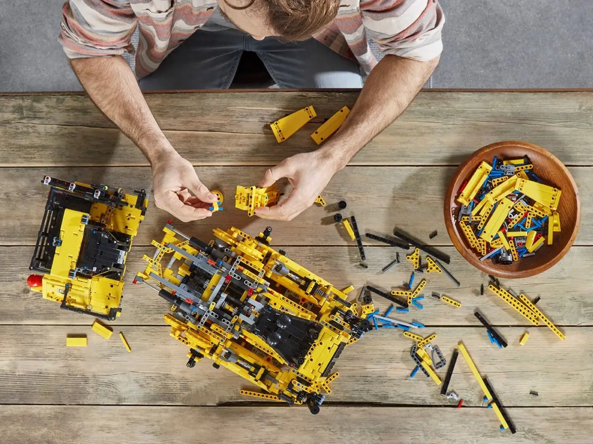 LEGO Technic 42131 Cat D11 Bulldozer set, image 14
