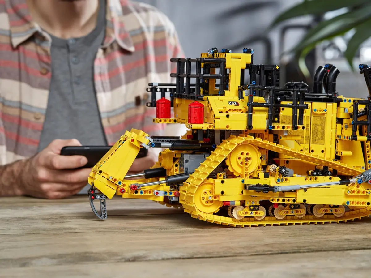 LEGO Technic 42131 Cat D11 Bulldozer set, image 3