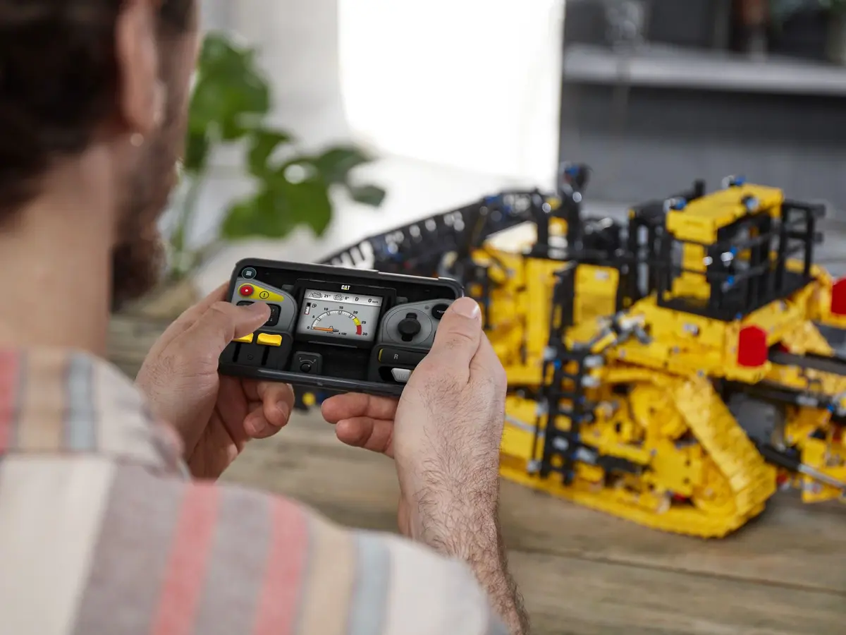 LEGO Technic 42131 Cat D11 Bulldozer set, image 6