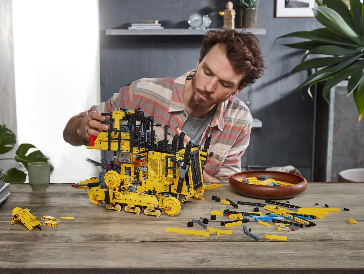 LEGO Technic 42131 Cat D11 Bulldozer set, image 13