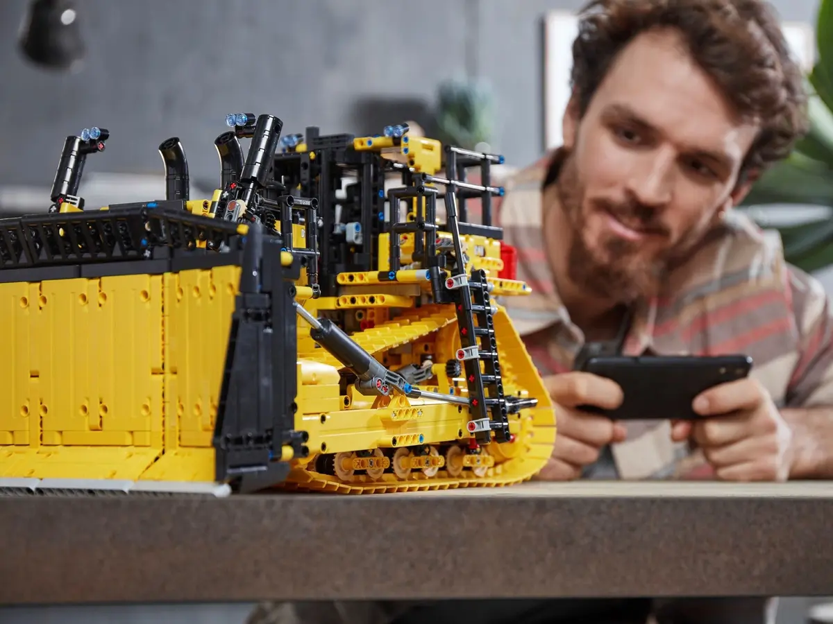 LEGO Technic 42131 Cat D11 Bulldozer set, image 5