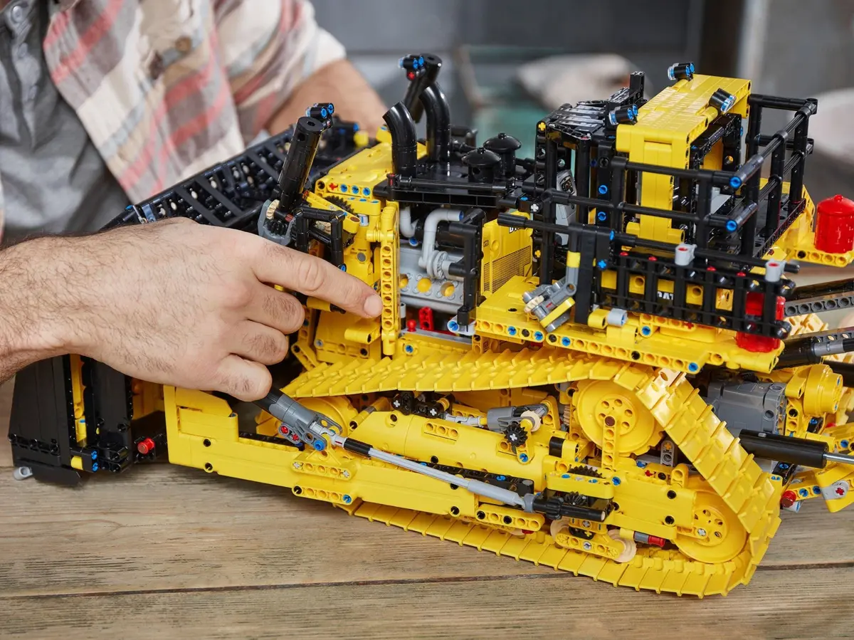 LEGO Technic 42131 Cat D11 Bulldozer set, image 4