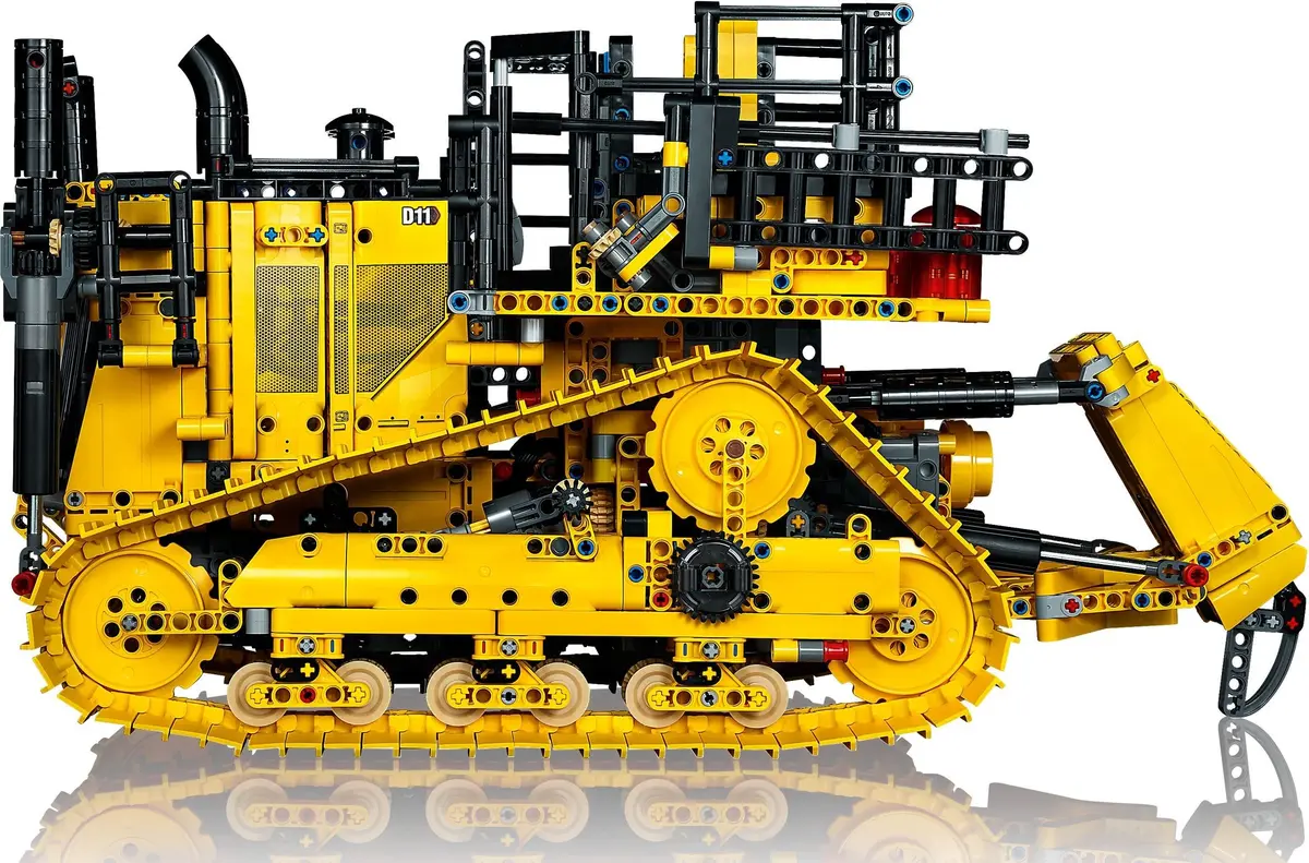 LEGO Technic 42131 Cat D11 Bulldozer set, image 8