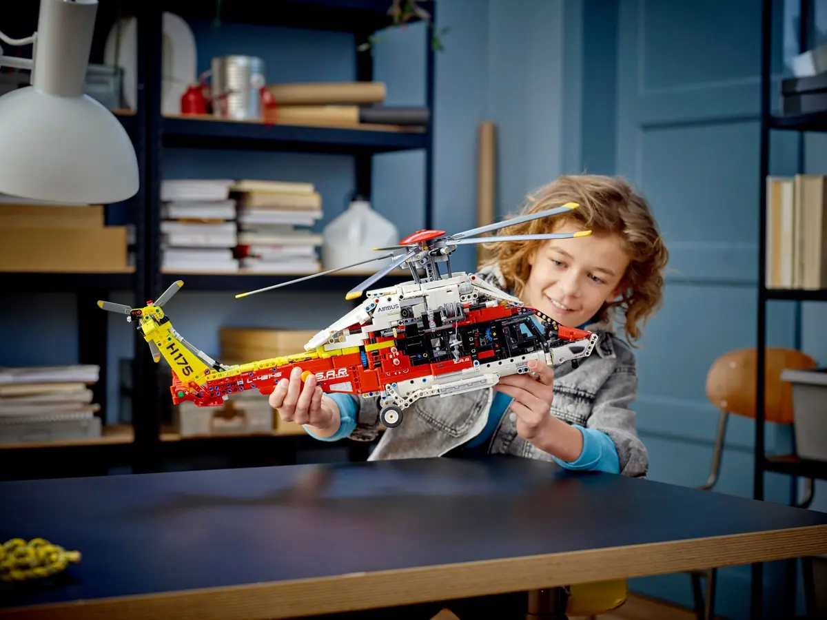 LEGO Technic 42145 Airbus H175 Rescue Helicopter set, image 9