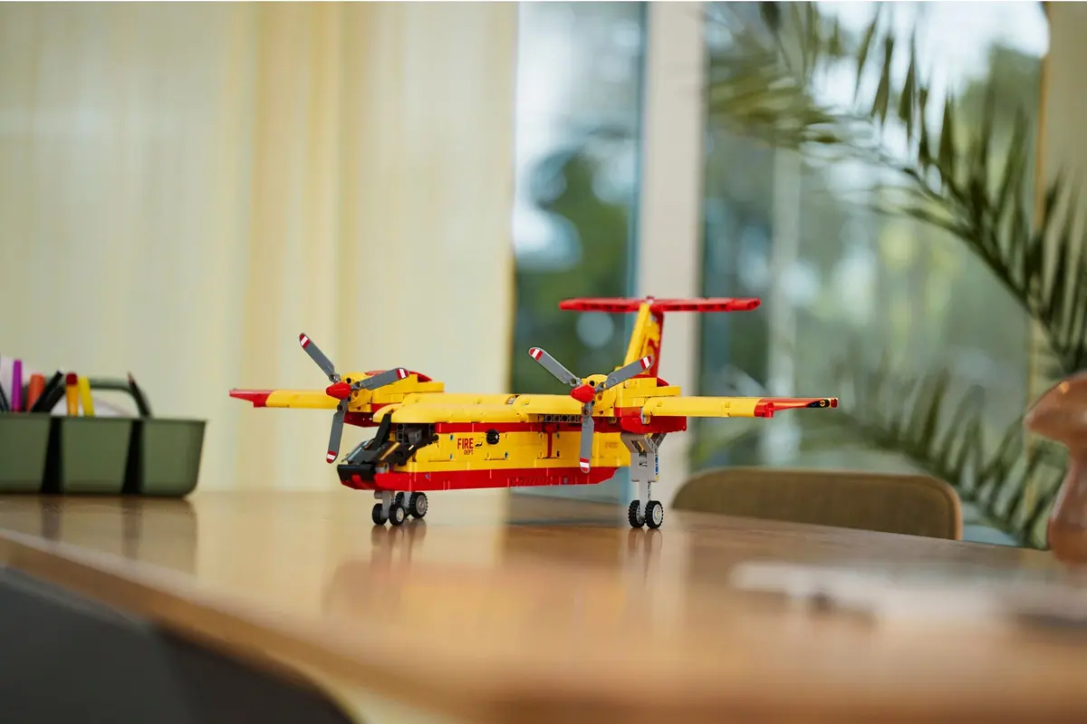 LEGO Technic 42152 Firefighter Aircraft set, image 3
