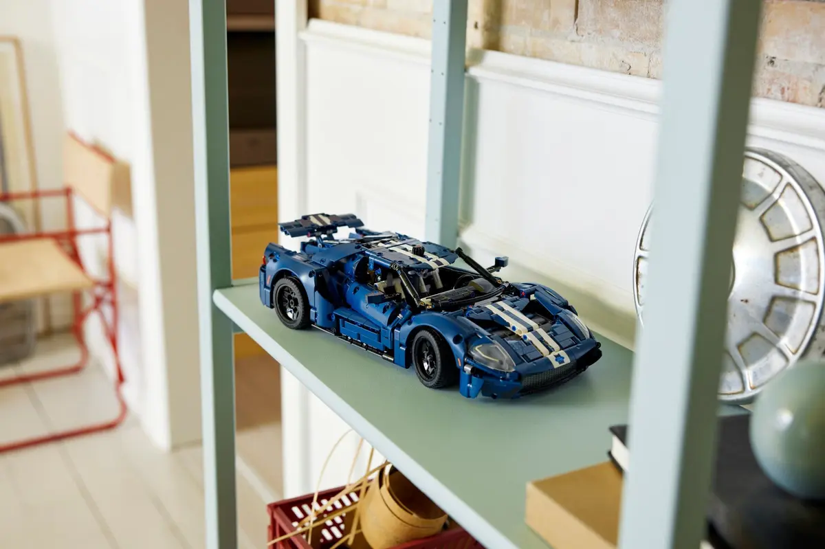 LEGO Technic 42154 2022 Ford GT set, image 3