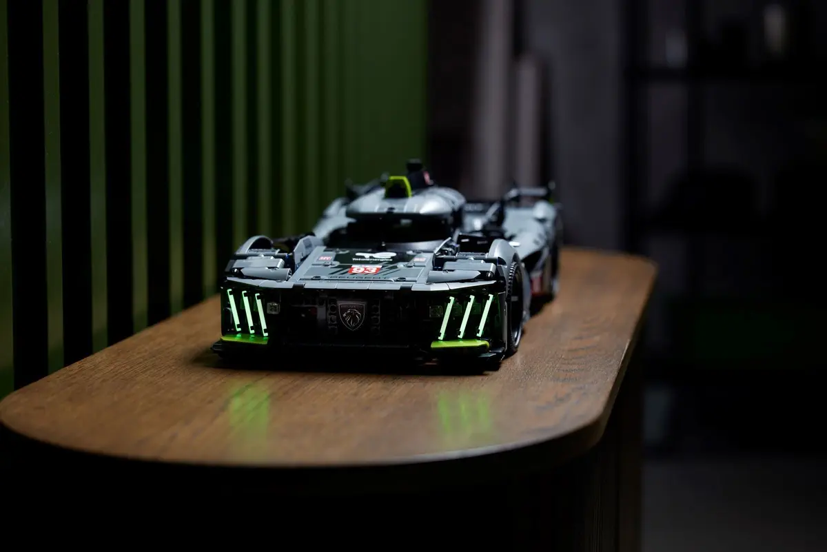 LEGO Technic 42156 PEUGEOT 9X8 24H Le Mans Hybrid Hypercar set, image 9