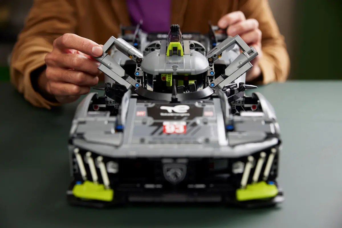 LEGO Technic 42156 PEUGEOT 9X8 24H Le Mans Hybrid Hypercar set, image 6