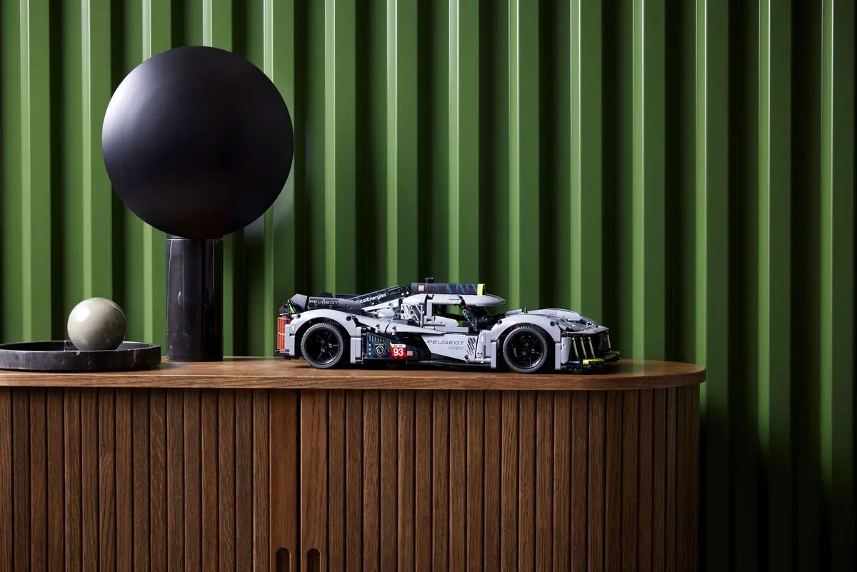 LEGO Technic 42156 PEUGEOT 9X8 24H Le Mans Hybrid Hypercar set, image 7