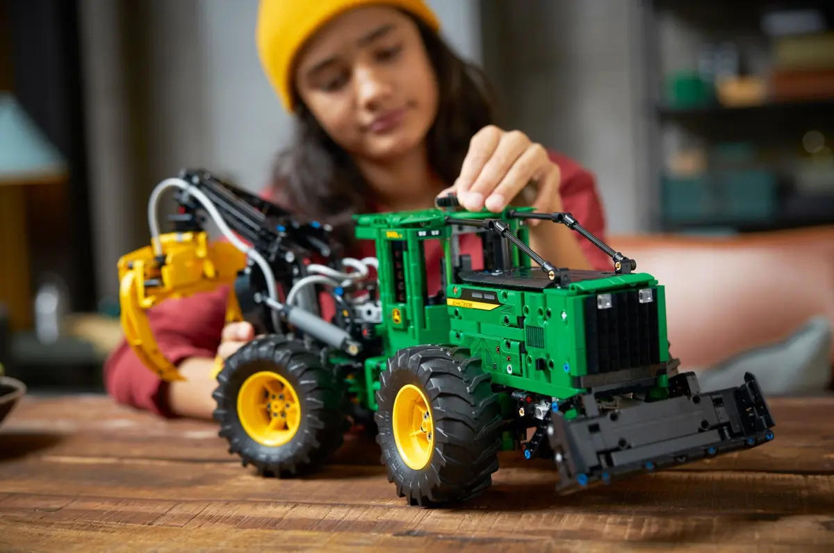 LEGO Technic 42157 John Deere 948L-II Skidder set, image 8