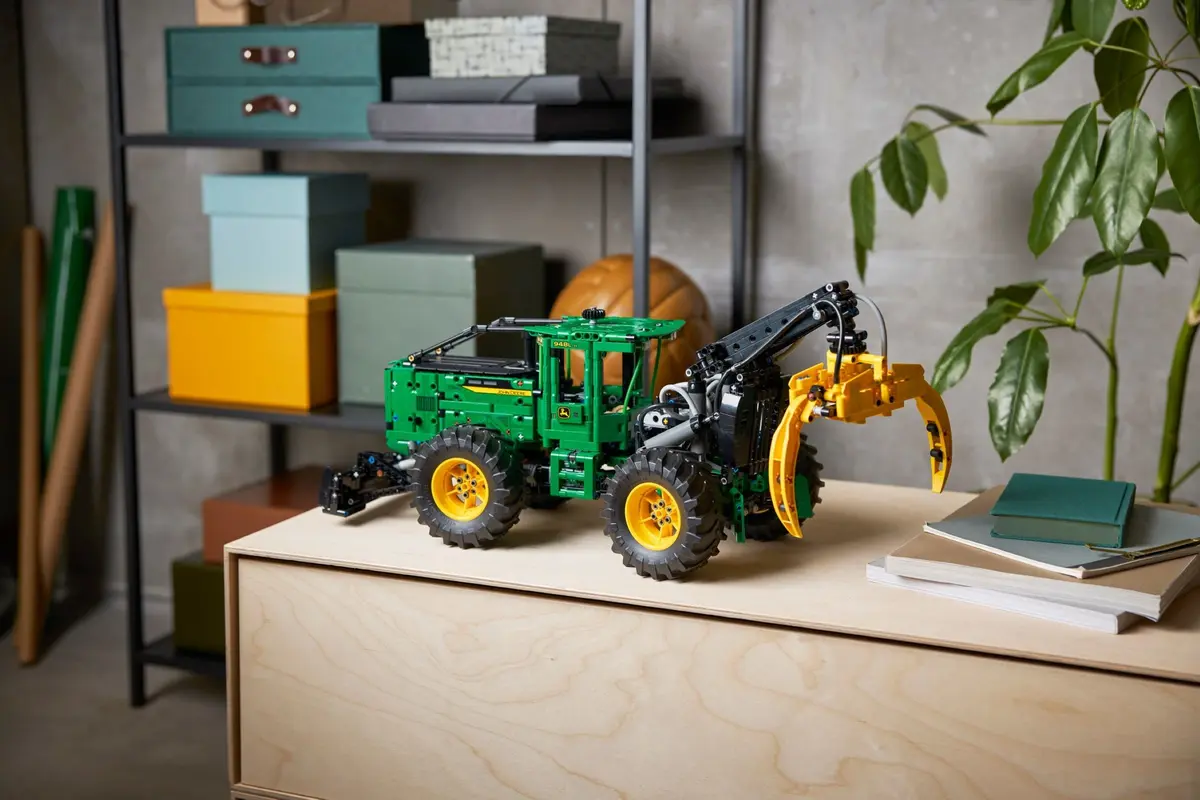 LEGO Technic 42157 John Deere 948L-II Skidder set, image 9