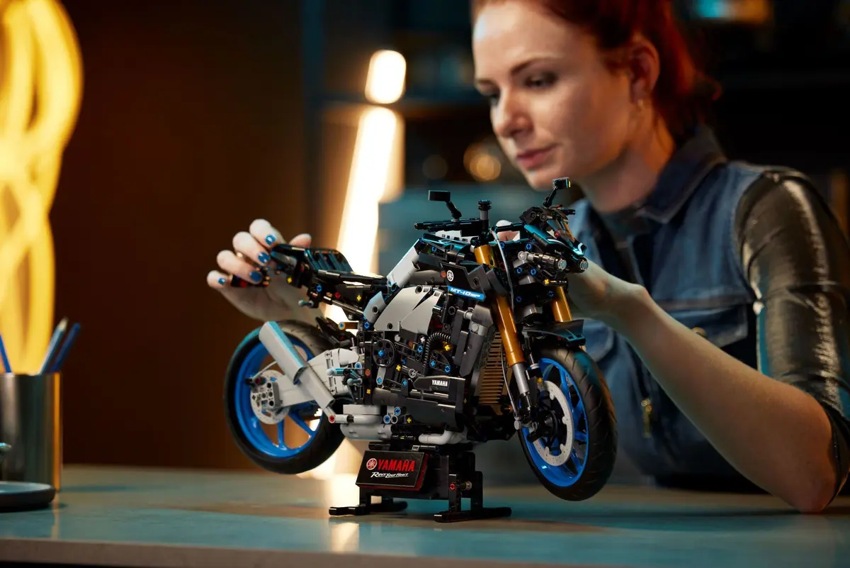 LEGO Technic 42159 Yamaha MT-10 SP set, image 9