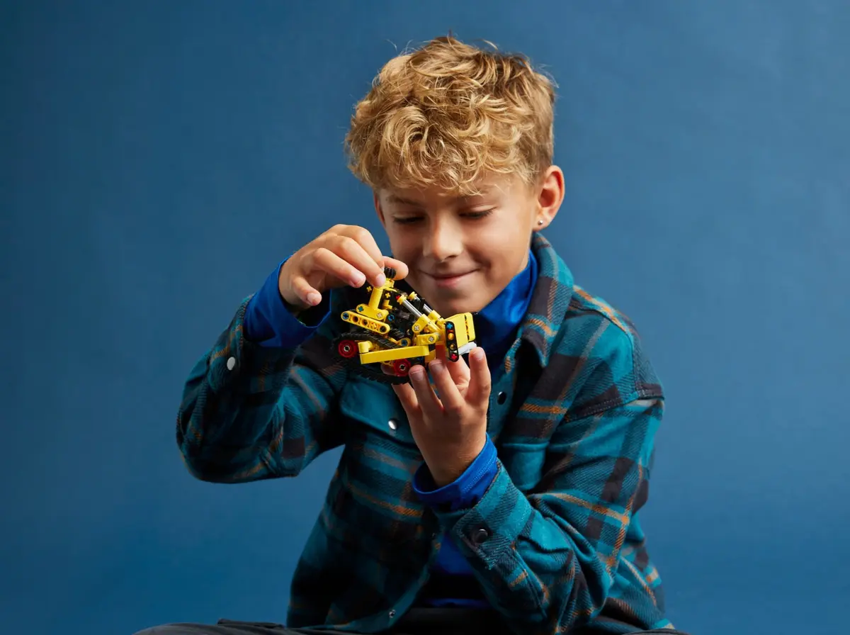 LEGO Technic 42163 Heavy-Duty Bulldozer set, image 6