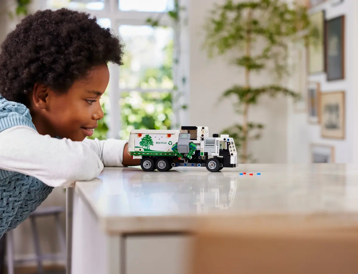 LEGO Technic 42167 Mack LR Electric Garbage Truck set, image 9