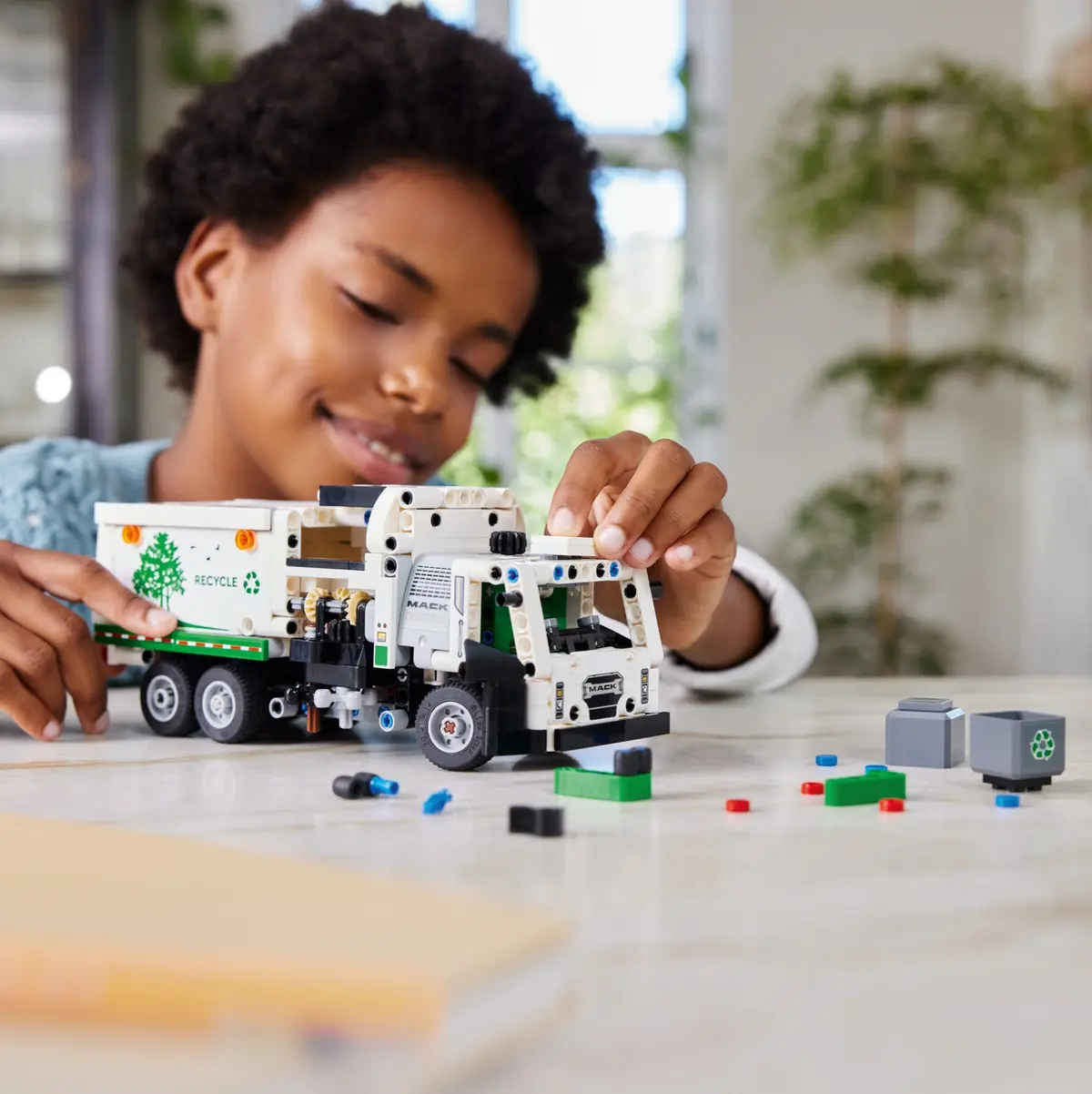 LEGO Technic 42167 Mack LR Electric Garbage Truck set, image 8
