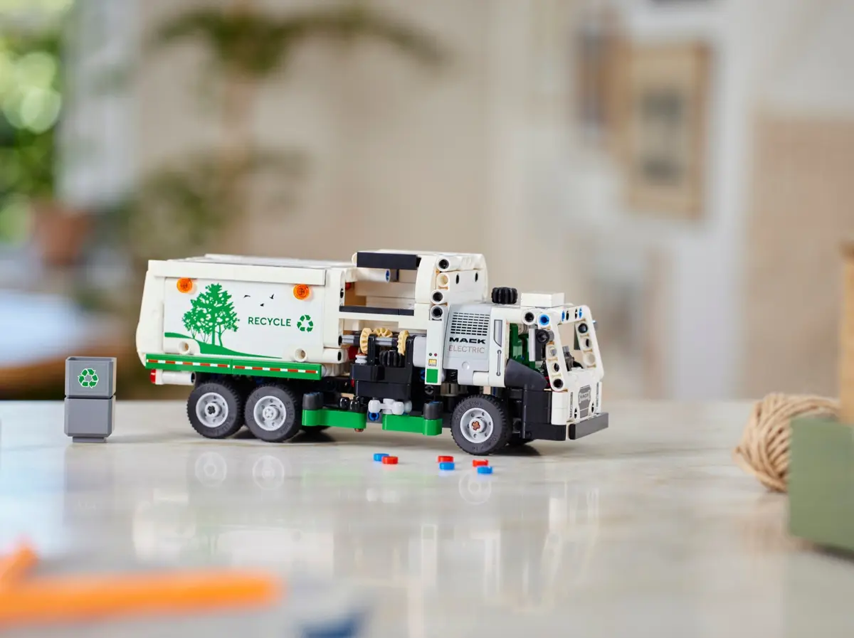 LEGO Technic 42167 Mack LR Electric Garbage Truck set, image 10