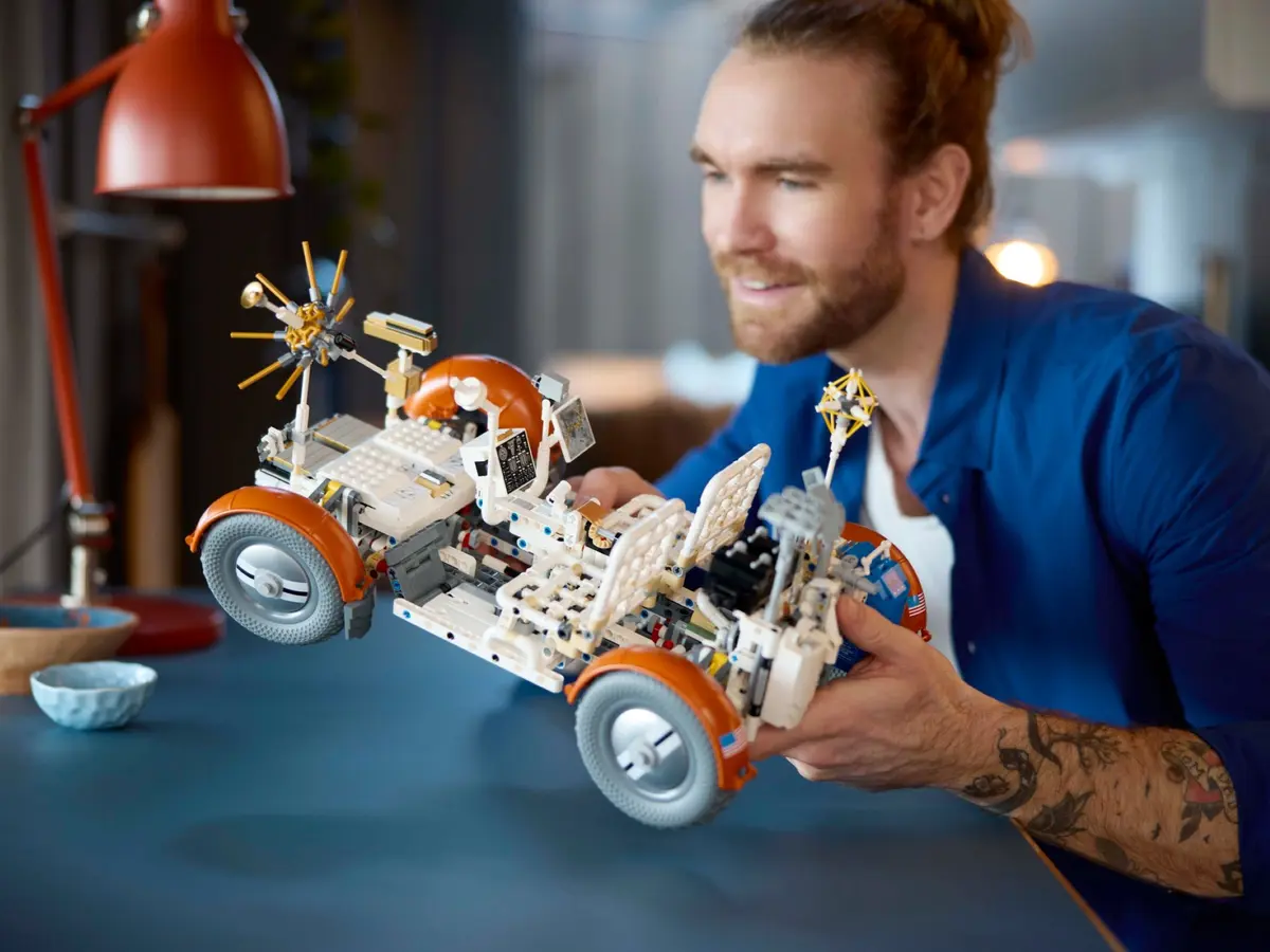 LEGO Technic 42182 NASA Apollo Lunar Roving Vehicle - LRV set, image 4