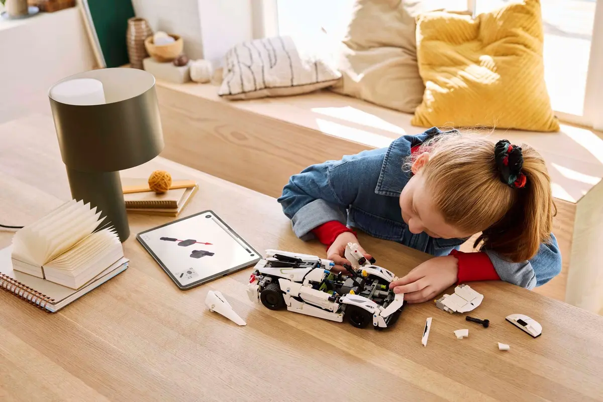 LEGO Technic 42184 Koenigsegg Jesko Absolut White Hypercar set, image 4