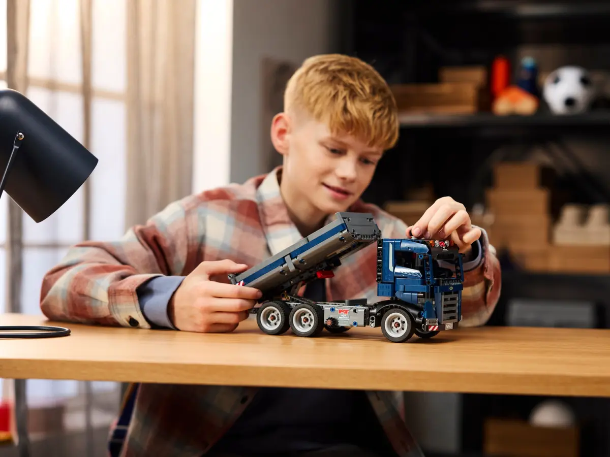 LEGO Technic 42203 Tipping Dump Truck set, image 4