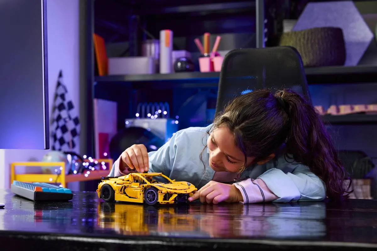 LEGO Technic 42205 Chevrolet Corvette Stingray set, image 6