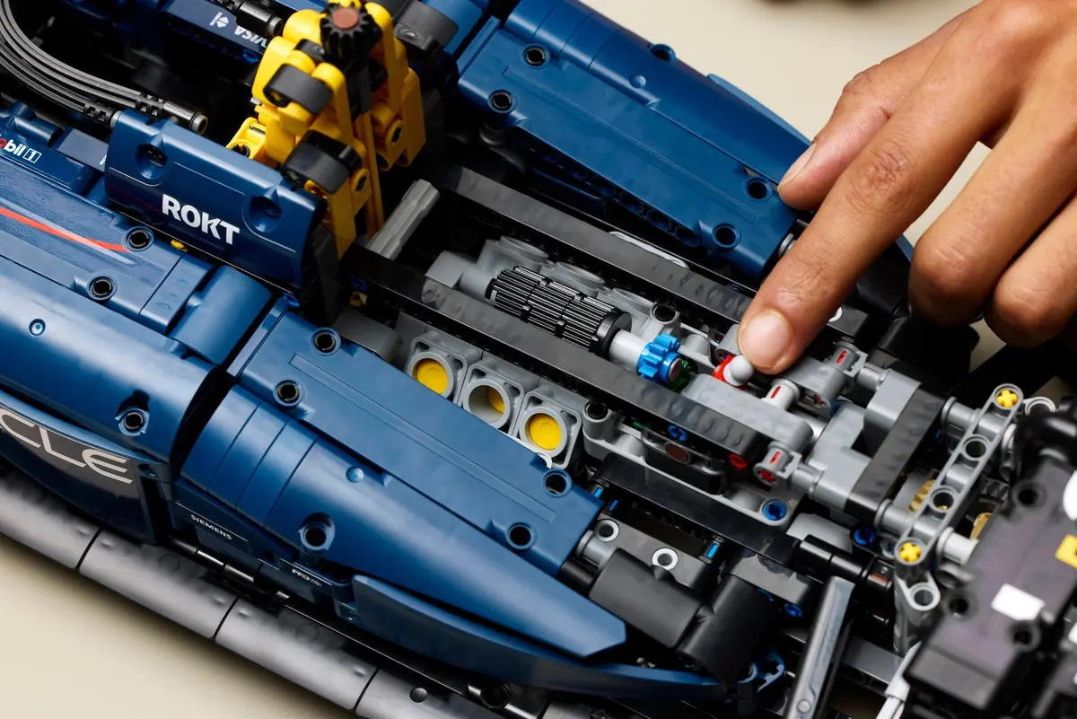LEGO Technic 42206 Oracle Red Bull Racing RB20 F1 Car set, image 5