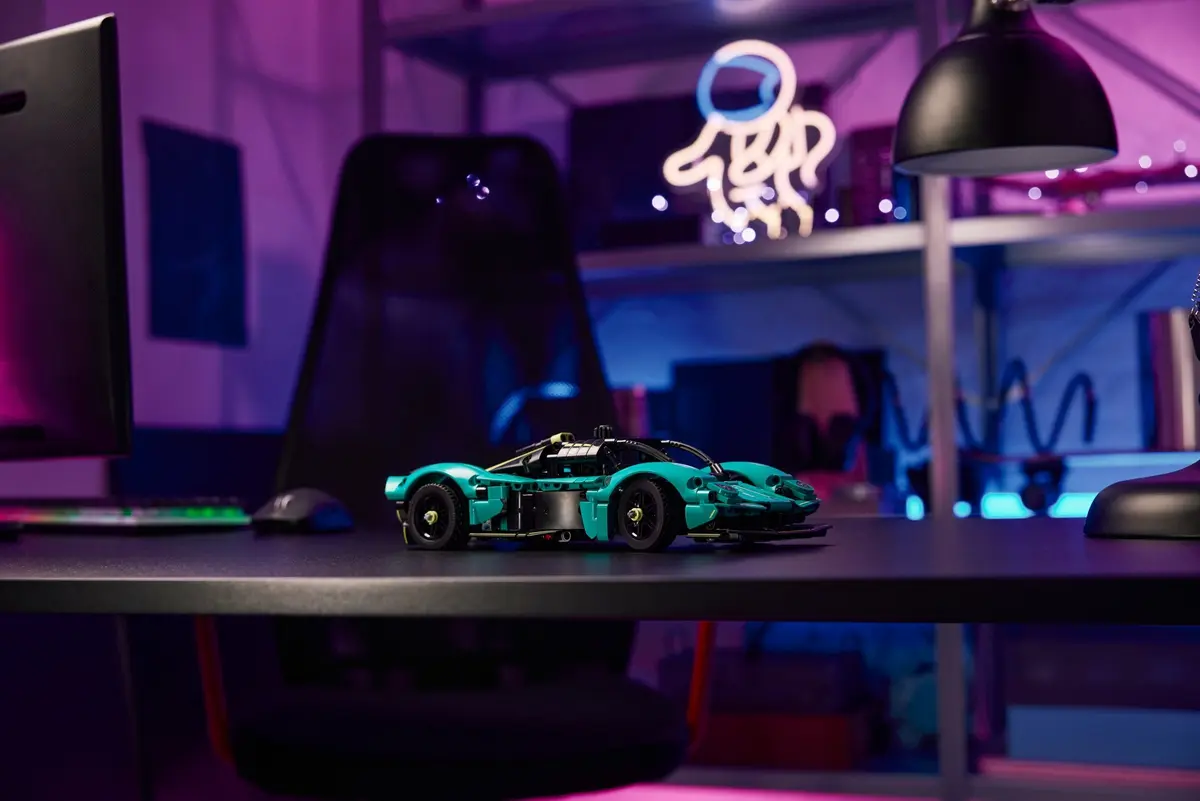 LEGO Technic 42208 Aston Martin Valkyrie set, image 7