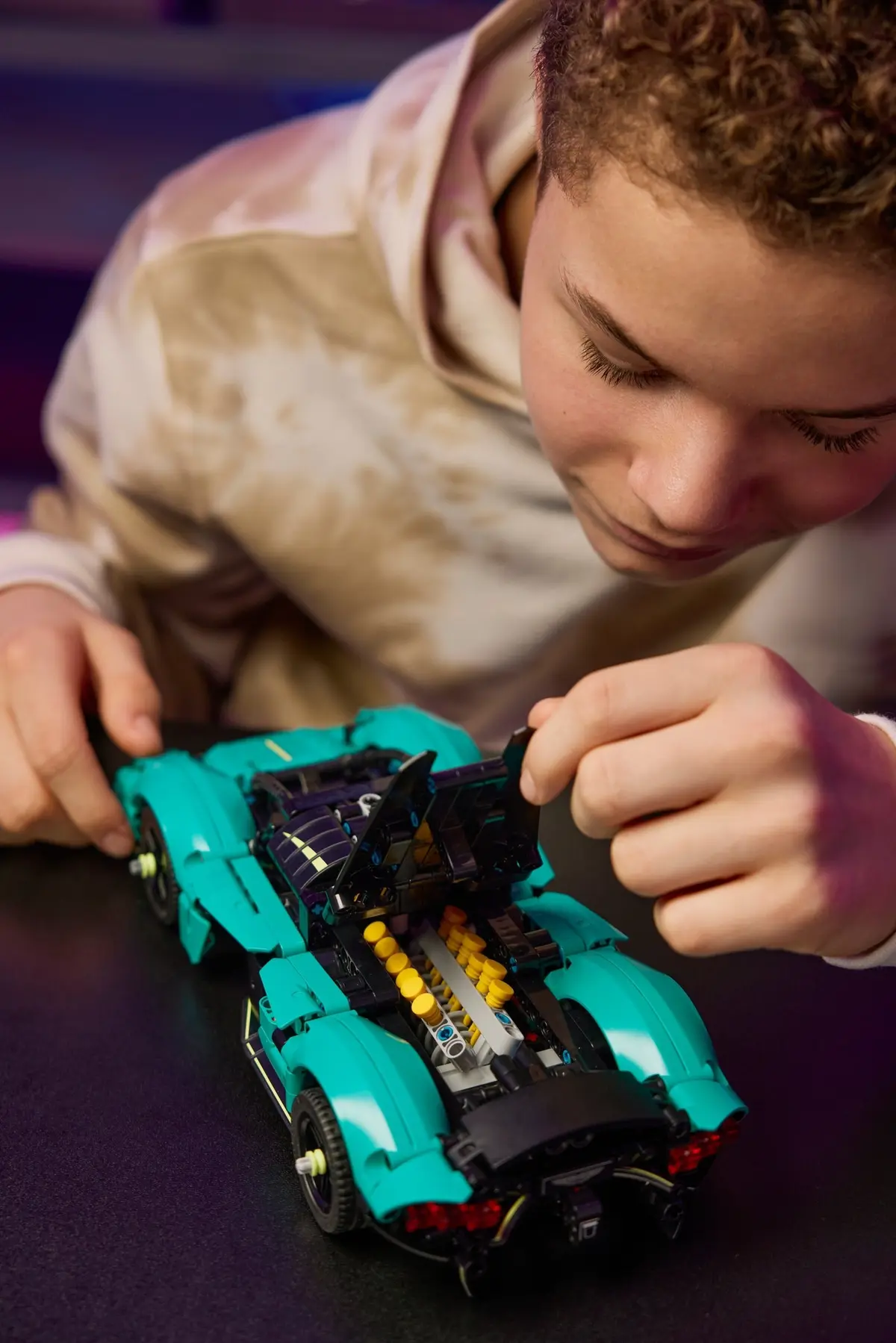 LEGO Technic 42208 Aston Martin Valkyrie set, image 6