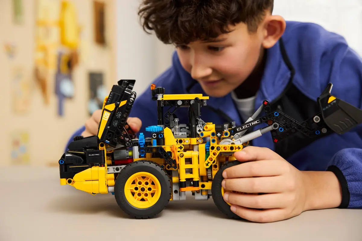 LEGO Technic 42209 Volvo L120 Electric Wheel Loader set, image 6