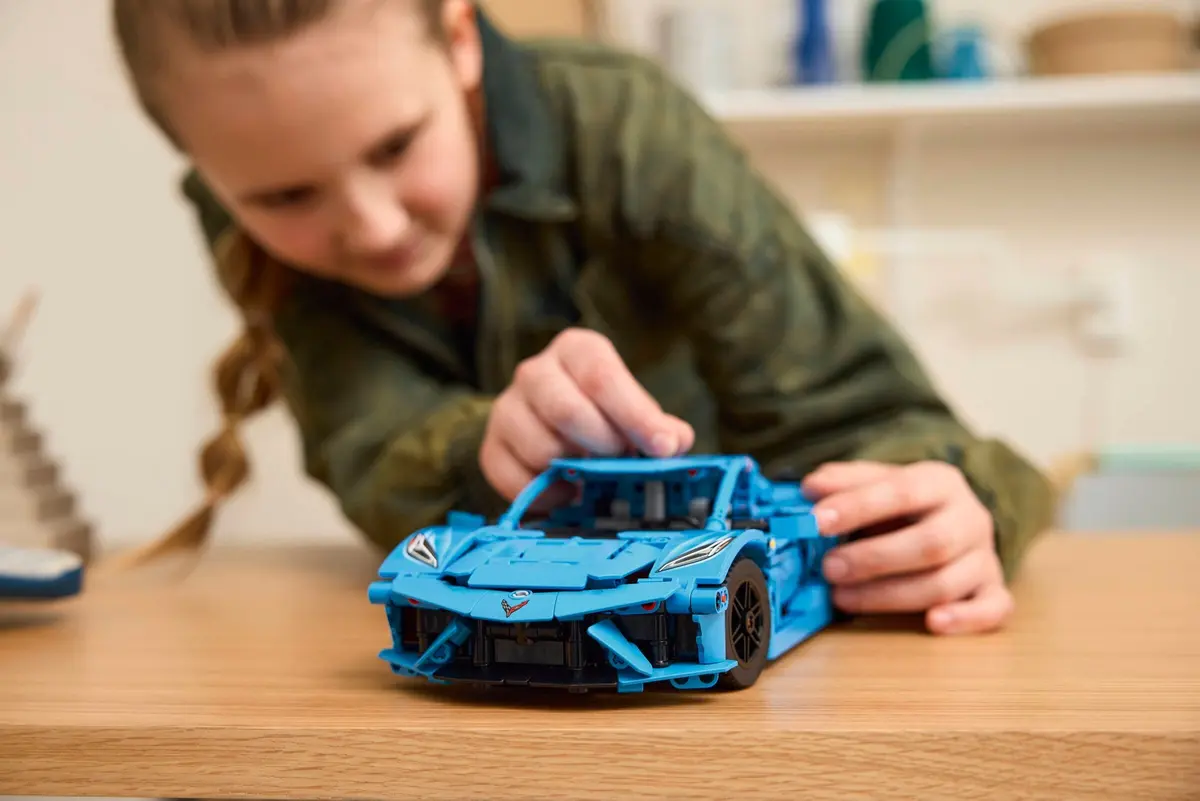 LEGO Technic 42217 Chevrolet Corvette Stingray set, image 7
