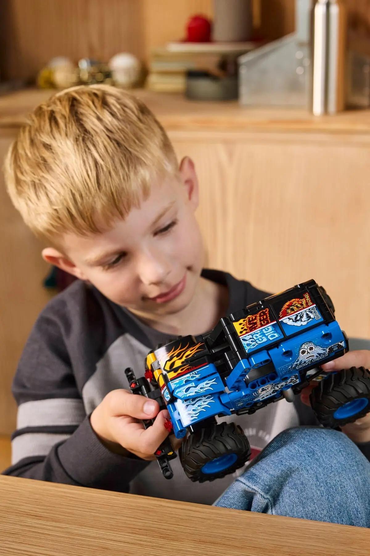 LEGO Technic 42219 Monster Jam Grave Digger set, image 5