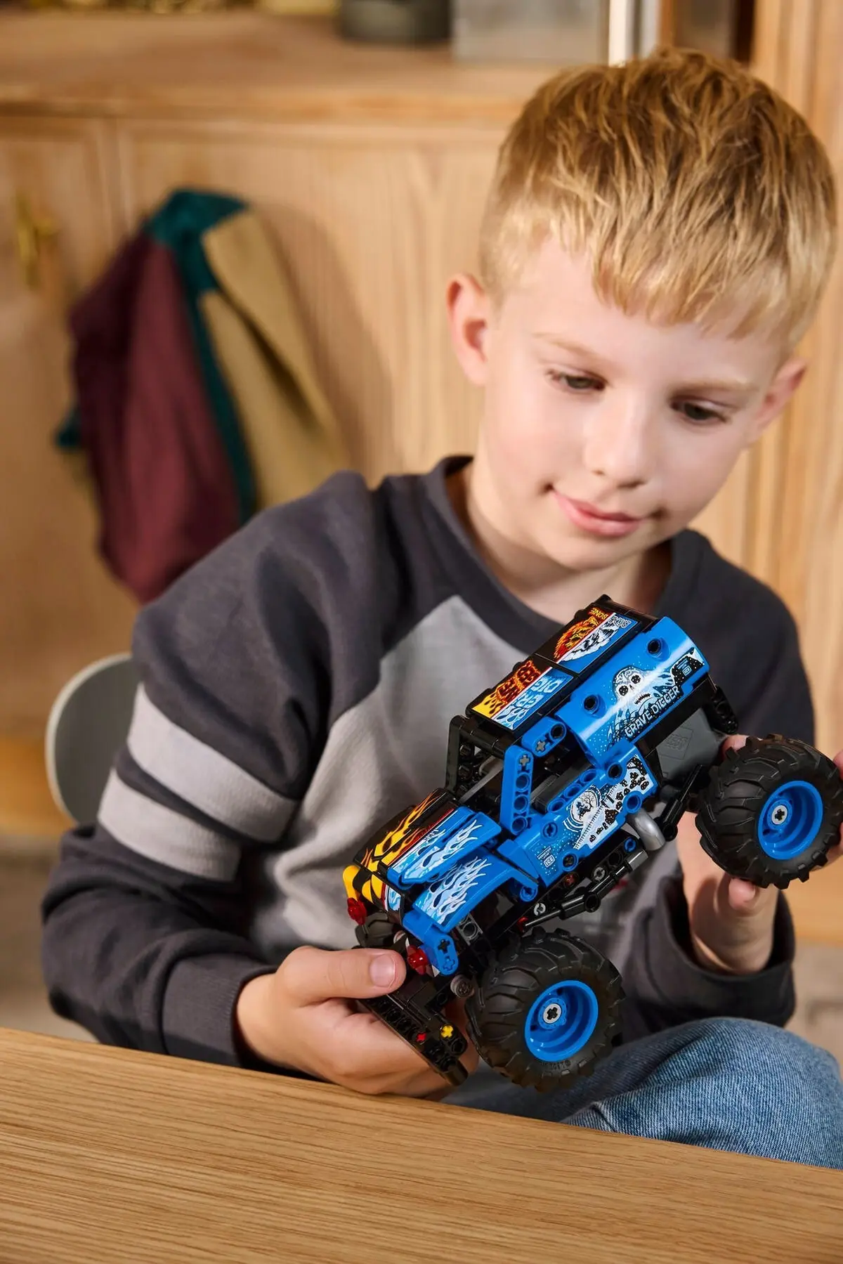 LEGO Technic 42219 Monster Jam Grave Digger set, image 4