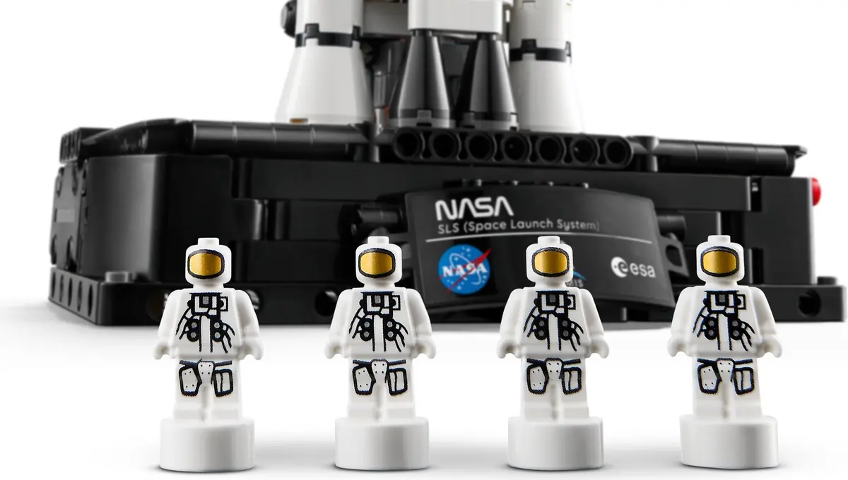 LEGO Technic 42221 NASA Artemis Space Launch System Rocket set, image 12