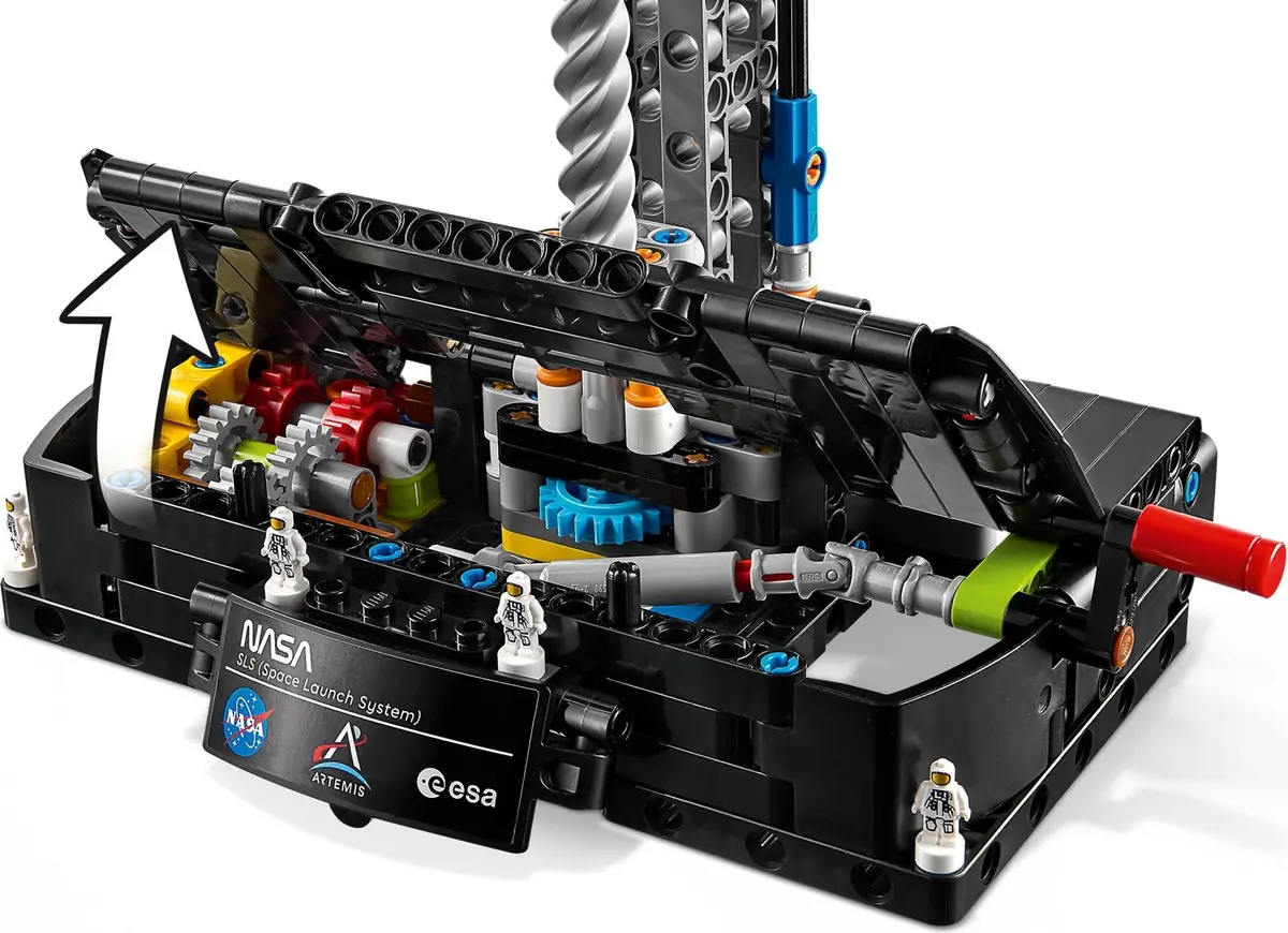 LEGO Technic 42221 NASA Artemis Space Launch System Rocket set, image 11