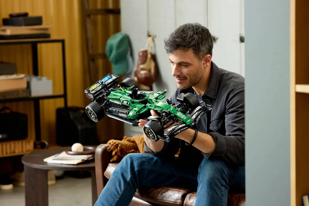 LEGO Technic 42240 Aston Martin Aramco AMR25 F1 Car set, image 16