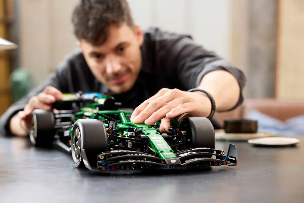 LEGO Technic 42240 Aston Martin Aramco AMR25 F1 Car set, image 12