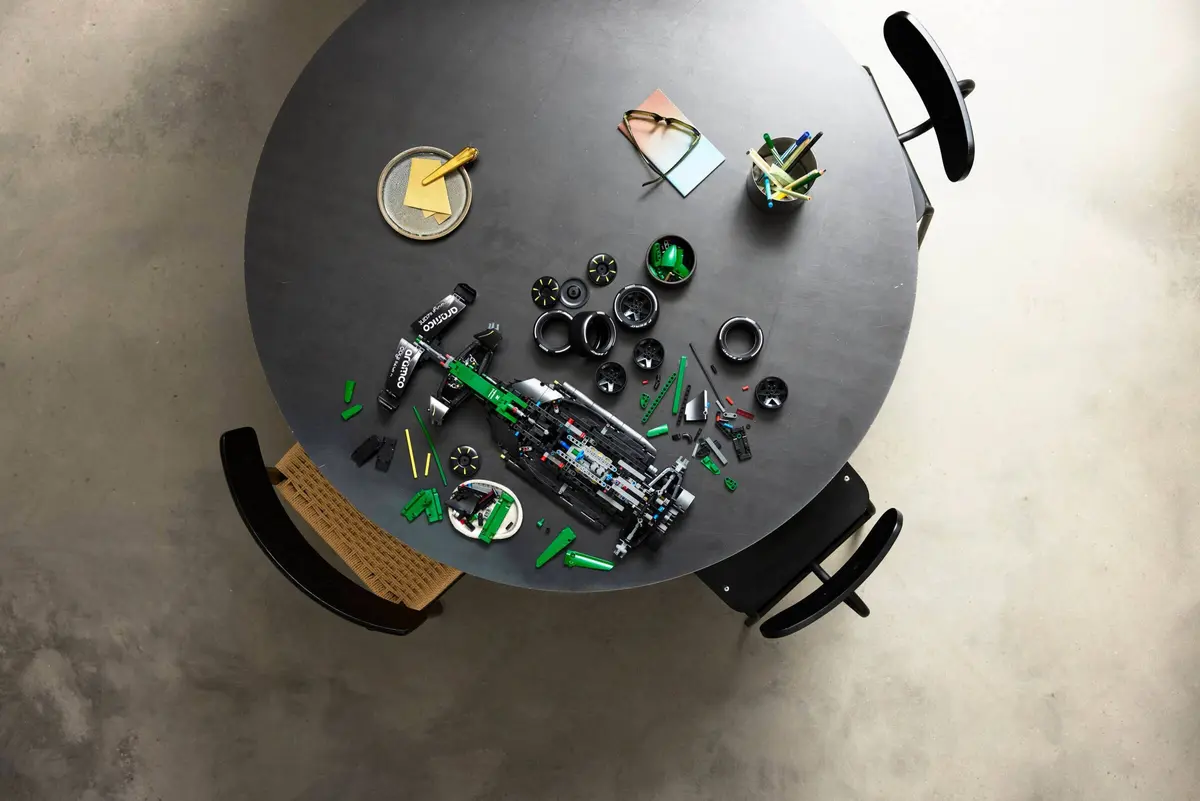 LEGO Technic 42240 Aston Martin Aramco AMR25 F1 Car set, image 5