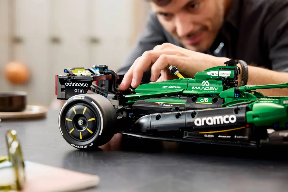 LEGO Technic 42240 Aston Martin Aramco AMR25 F1 Car set, image 9