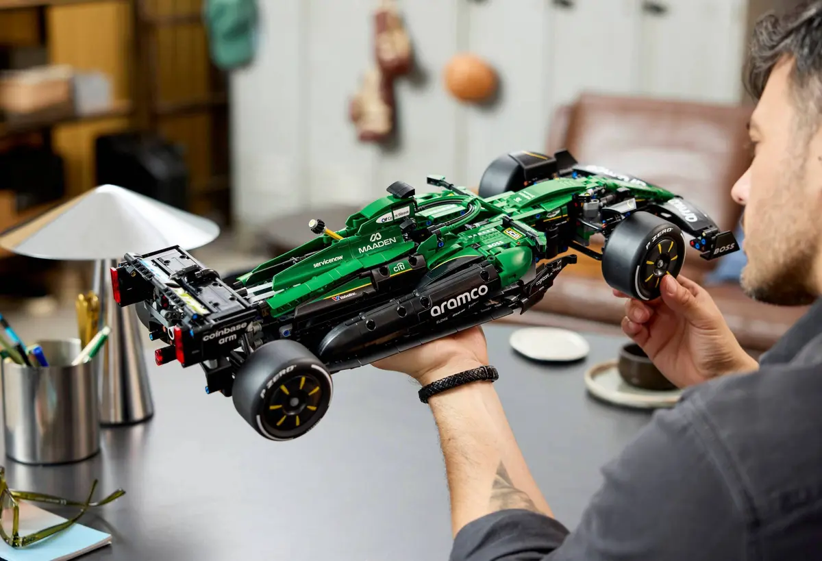 LEGO Technic 42240 Aston Martin Aramco AMR25 F1 Car set, image 15