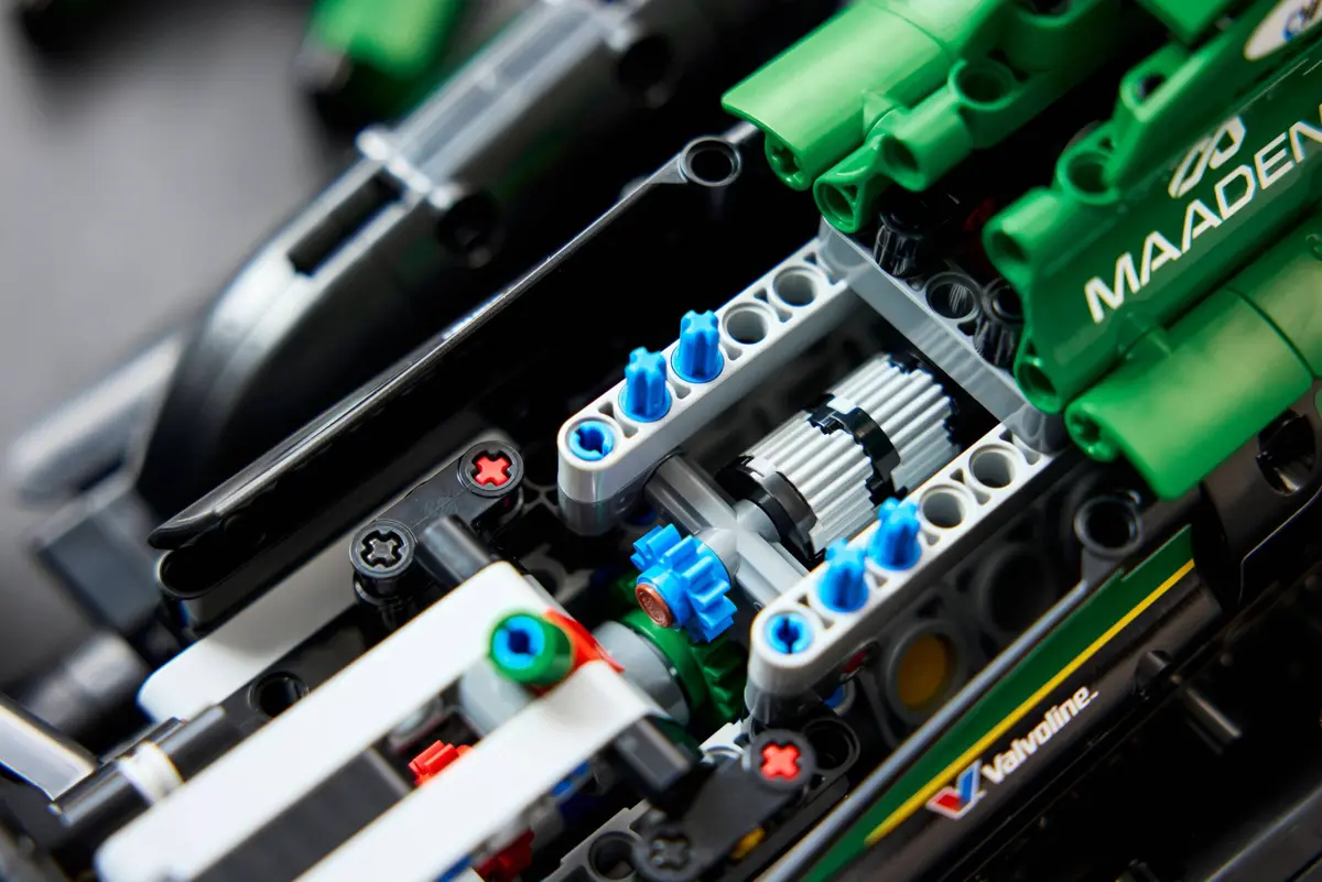 LEGO Technic 42240 Aston Martin Aramco AMR25 F1 Car set, image 7