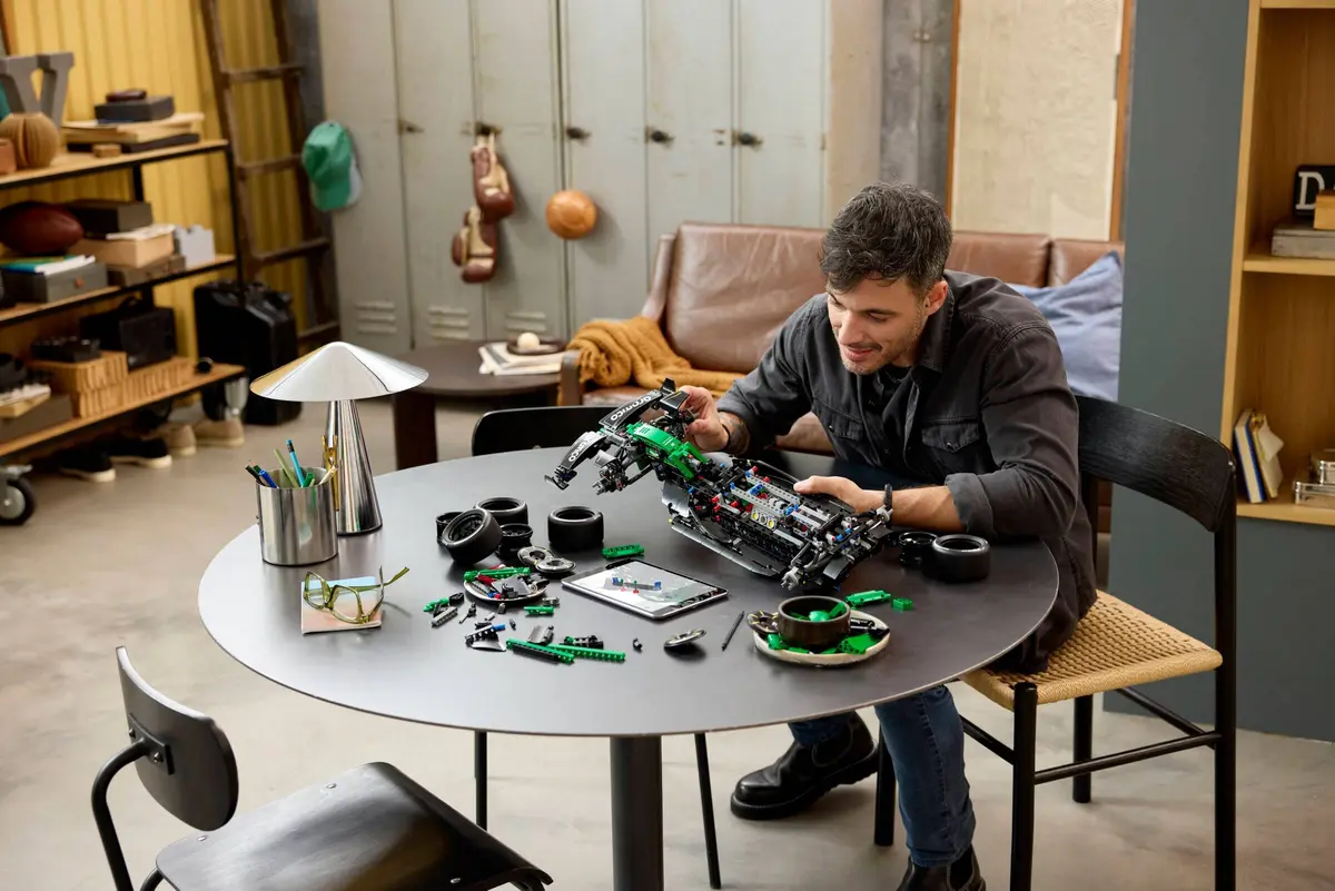 LEGO Technic 42240 Aston Martin Aramco AMR25 F1 Car set, image 6
