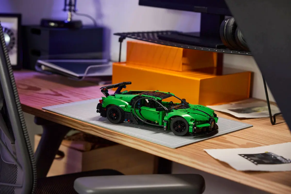 LEGO Technic 42241 Bugatti Chiron Pur Sport set, image 10