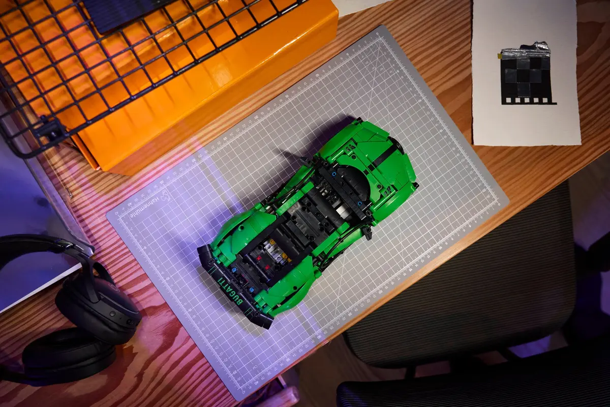 LEGO Technic 42241 Bugatti Chiron Pur Sport set, image 9