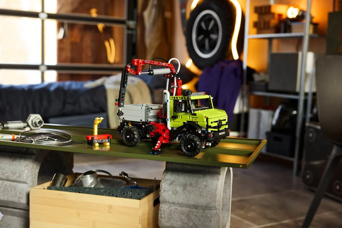 LEGO Technic 42242 Mercedes-Benz Unimog U 5023 with Crane set, image 9
